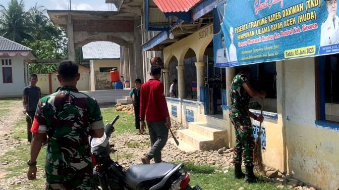 Sambut HUT RI ke – 78 Personel Badak Hitam Yonif RK 113/JS laksanakan Gotong Royong bersama Unsur Muspika dan Masyarakat Sekitar.