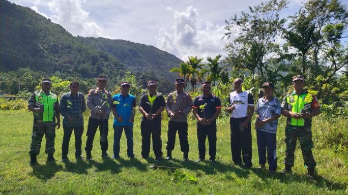 Peduli Kelestarian Alam, Koramil 04/Sawang Ikut Berpartisipasi Penanaman Pohon di Lereng Gunung Sawang