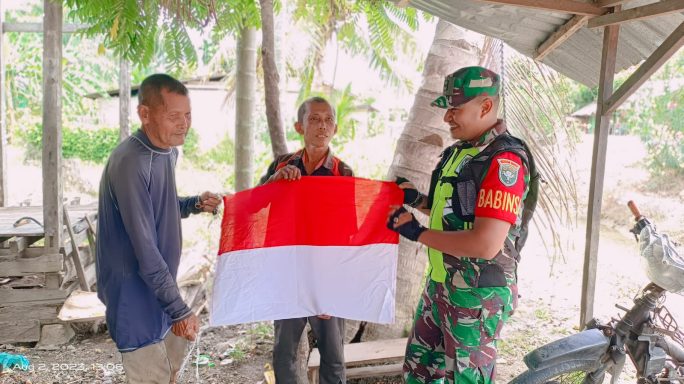 Bangkitkan Semangat Juang, Babinsa Kluet Timur Bagi-Bagi Bandera Merah Putih Kepada Warga Jelang HUT RI ke 78
