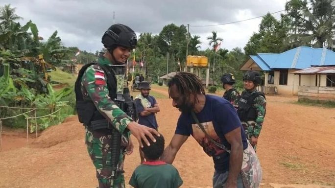 Beginilah Keseharian Anggota Satgas Pamtas Statis RI – PNG Yonif RK 111/KB Bersama Masyarakat