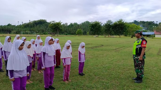 Tanamkan Disipilin, Babinsa Posramil Peusangan Siblah Krueng Latih PBB Pada Siswa SDN 1
