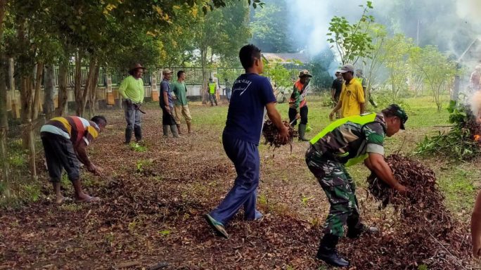 Babinsa Koramil 14/Mila Melaksanakan Gotoroyong Bersama Masyarakat