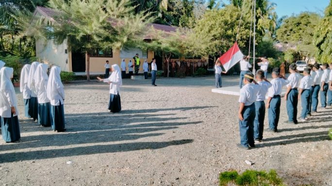 Jadi Pembina Upacara Di SMPN 5 Meureubo, Ini Pesan Dan Arahan Babinsa Koramil 04/MRB Kepada Para Pelajar