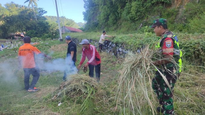 Jumat Bersih, Anggota Koramil 01/TT Kerja Bhakti Bersihkan TPU Desa Hilir Tapaktuan