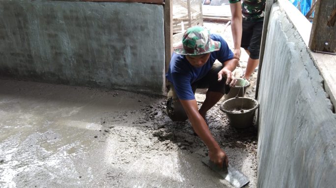 TMMD Reguler Ke – 117 Tidak Lama Lagi Selesai Anggota Satgas Kebut Pembuatan Dapur Dan MCK