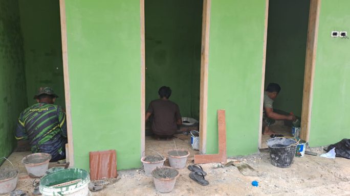 Satgas TMMD Kodim Aceh Timur, Pasang Kloset di Sasaran Fisik MCK