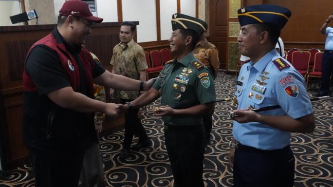 Panglima Komando Daerah Militer Iskandar Muda (Pangdam IM) Mayjen TNI Novi Helmy Prasetya, S.I.P., M.I.P., menghadiri Penyambutan kedatangan Menteri Pemuda dan Olahraga (Menpora) Ario Bimo Nandito Ariotedjo, S.H., di ruangan VVIP Bandara Sultan Iskandar Muda