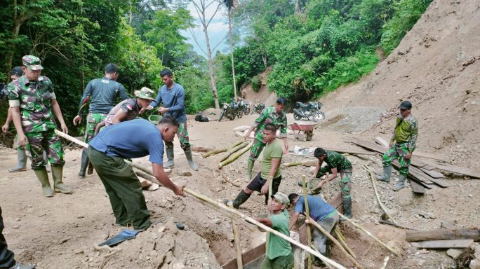 Anggota Satgas TMMD Reguler Ke – 117 Kodim 0108/Agara Kerjakan Pembuatan Kuping Gorong Gorong