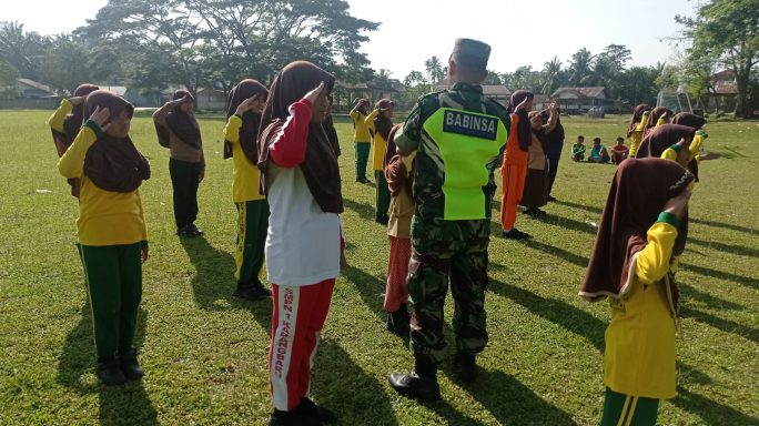 Babinsa Latih Siswa SD Negeri 1 Sungai Liput Peraturan Baris Berbaris