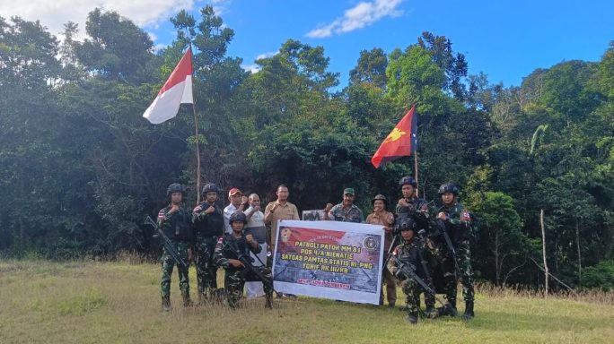 Pertama Satgas Pamtas Statis RI- PNG Yonif RK 111/KB menancapkan bendera merah putih dipatok MM 8.1 perbatasan RI- Papua Nugini