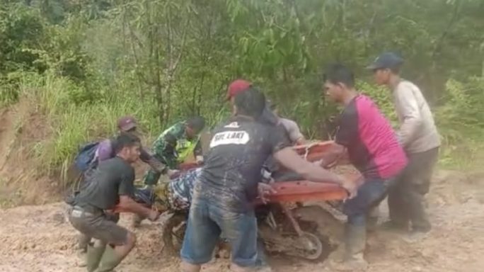 Lalui Jalanan Berlumpur, Babinsa Bersama Warga Evakuasi Mayat Tertimpa Sepeda Motor Bermuatan Kayu