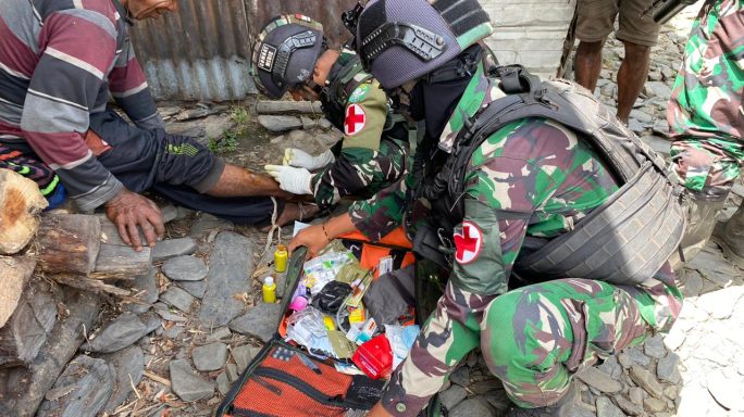 Menjadi Pelayan Masyarakat, Satgas Yonif RK 115/ML Beri Pengobatan Gratis dan Aktif Mengajar Anak – Anak Papua