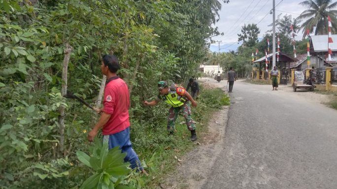 Sambut Kemerdekaan, Babinsa Bersama Warga Laksanakan Gotong Royong
