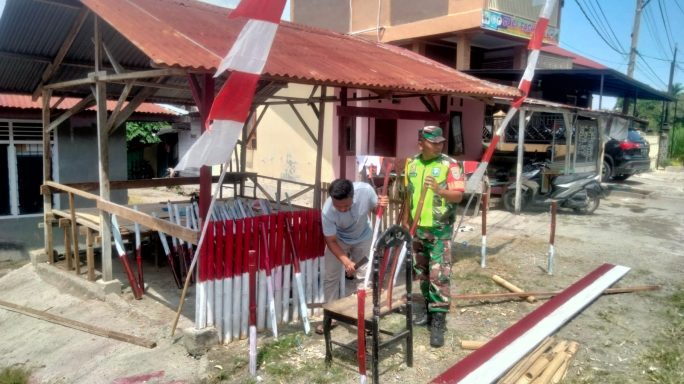 Babinsa Ajak Warga Desa Binaan bangun Poskamling