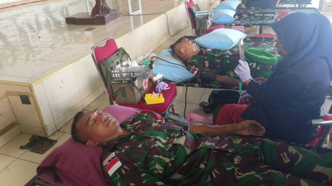 Bentuk peduli Satgas Pamtas RI – PNG Yonif RK 111/KB terlibat langsung kegiatan Bhakti Sosial Donor Darah yang diselenggarakan oleh Korem 174/ATW