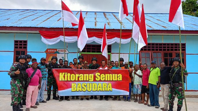 Satgas Pamtas RI – PNG Yonif RK 111/KB bersama Masyarakat Papua Selatan Tancap dan Kibarkan Bendera Merah Putih