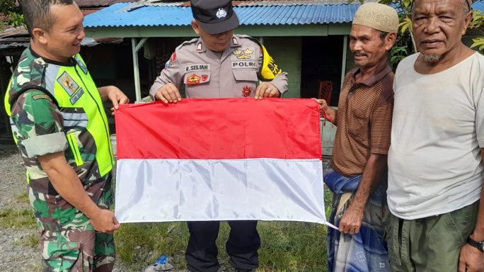 Babinsa Bersama Bhabinkamtibmas Terus Himbau Kepada Warga Untuk Pasang Bendera Dan Ramaikan Agustusan