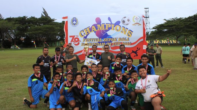 PENUTUPAN FESTIVAL SEPAK BOLA DANRINDAM IM CUP U-14 TH 2023, DIAKHIRI DENGAN PEMBERIAN HADIAH KEPADA PARA JUARA