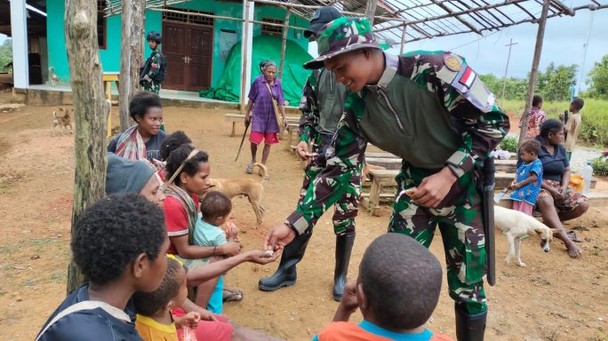 Bersama Rakyat TNI Kuat Satgas Pamtas Statis RI -PNG Yonif RK 111/KB melaksanakan Karya Bakti