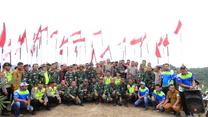 Jelang HUT RI Ke-78, TNI-Polri Bersinergi Kibarkan Bendera Di Bukit Merah Putih
