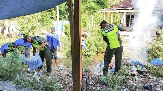 Wujudkan Lingkungan Bersih, Babinsa Indra Jaya Dan Mahasiswa ISBI Bersihkan Pasar Tradisional Calue