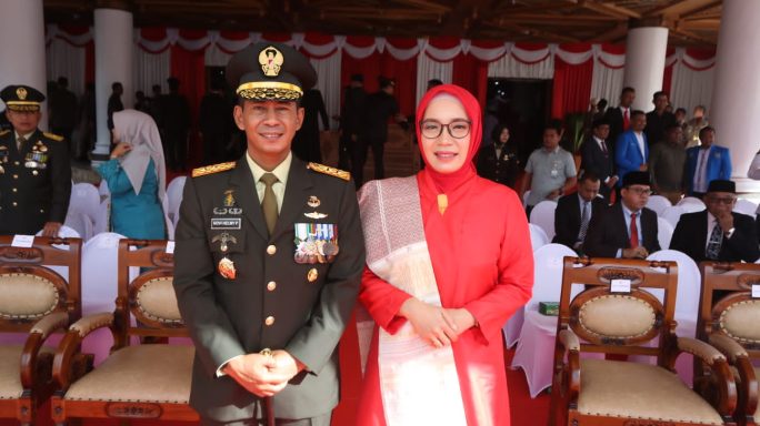 Pangdam IM didampingi ketua Persit KCK Daerah Iskandar Muda menghadiri Upacara Peringatan HUT Ke-78 Kemerdekaan RI di Kantor Gubernur Aceh.