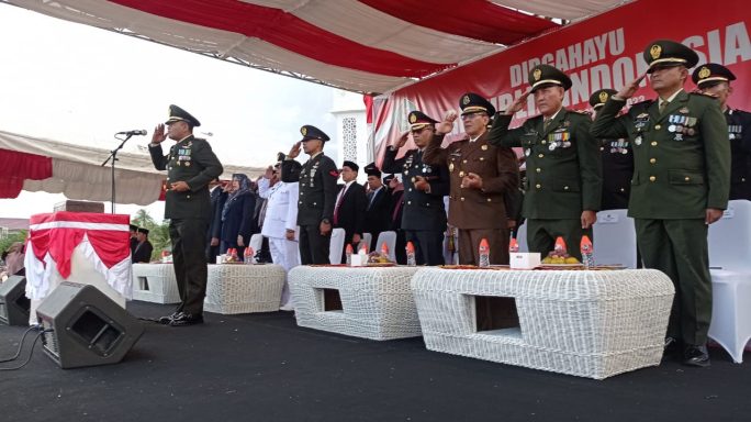 Dandim 0102/Pidie Pimpin Upacara Penurunan Bendera HUT RI Ke 78 Di Kabupaten Pidie