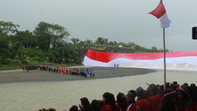 Dandim 0116 bersama Forkopimda Nagan Raya Laksanakan Apel Kebangsaan Pembentangan Bendera Raksasa