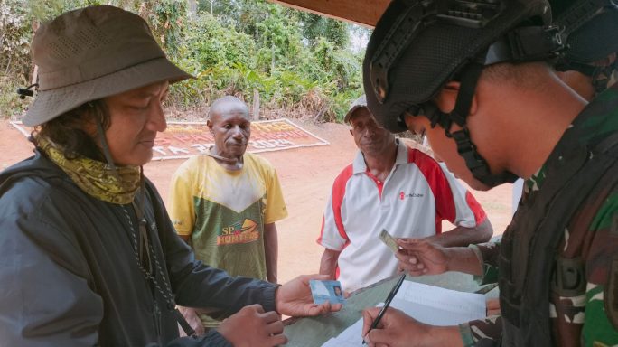 Cegah Keluar Masuk Pelintas Batas Ilegal Satgas Pamtas Statis RI- PNG Yonif RK 111 /KB Adakan Pemeriksaan