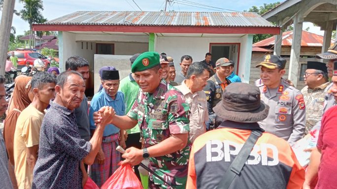 Pasca meluapnya sungai Lawe Tuban Dandim Bersama Forkopimda Tinjau Dan Beri Batuan warga