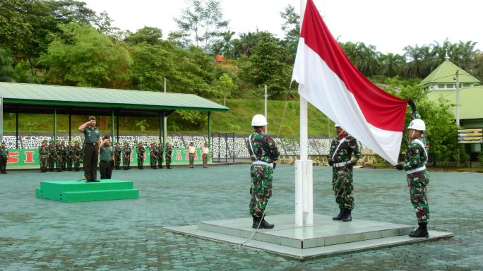 Komando Distrik Militer 0117/Aceh Tamiang Menggelar Upacara Pengibaran Bendera