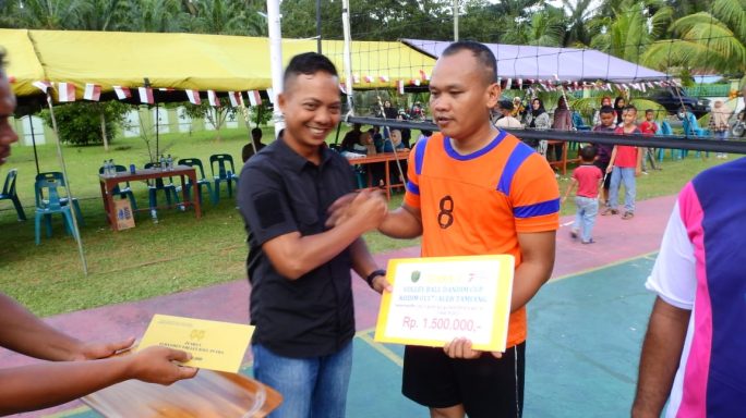 Dandim 0117/Aceh Tamiang Serahkan Hadiah Pemenang Lomba Semarak HUT Kemerdekaan RI Ke-78