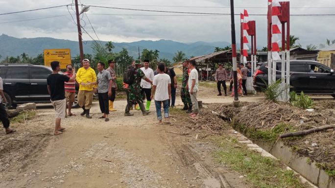 Dandim Bersama Forkopimda Tinjau Jembatan Sungai Tersumbat