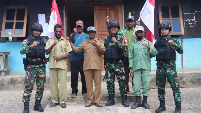 Anggota Satgas Pamtas Statis RI – PNG Yonif RK 111/KB Tingkatkan Kemanunggalan TNI Dan Rakyat Melalui Binter Terbatas