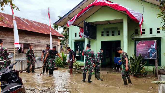Babinsa Terus Berjibaku Bantu Warga Bersihkan Lumpur Pasca Meluapnya Air Sungai Lawe Tuban