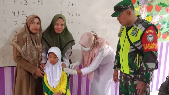 Babinsa Beri Semangat Siswa SD Negeri Rantau Pakam Imunisasi Campak Rubella