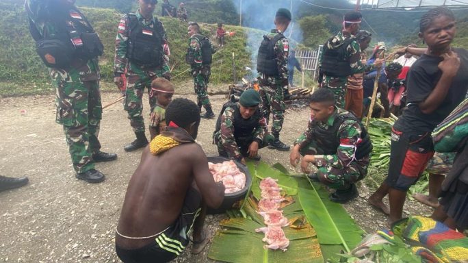 Menghormati Adat Setempat, Satgas Yonif RK 115/ML Adakan Acara Bakar Batu Memperingati HUT RI Ke -78 Di Kampung Yambi