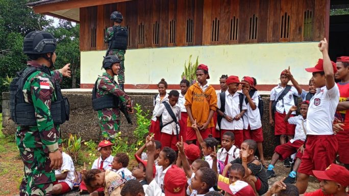 Pamtas Statis RI-PNG Yonif RK 111/KB Membagikan Vitamin dan Suplemen Untuk Anak Anak Sekolah Pedalaman Papua