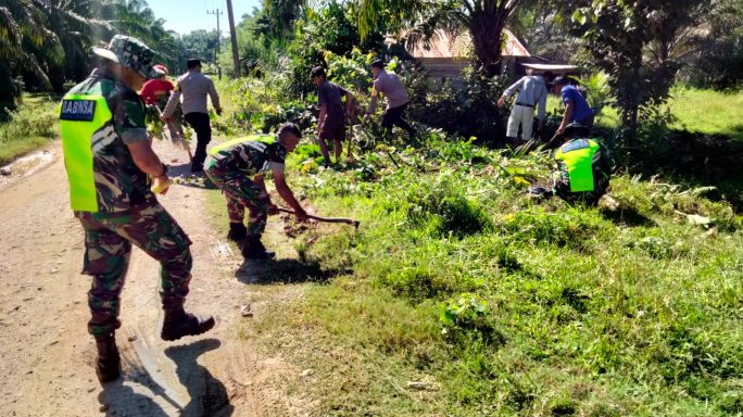 Jum’at Bersih, Anggota Koramil 07/Kejujuran Muda Bersama Warga Gotong Royong Bersihkan Parit Kiri Kanan Jalan