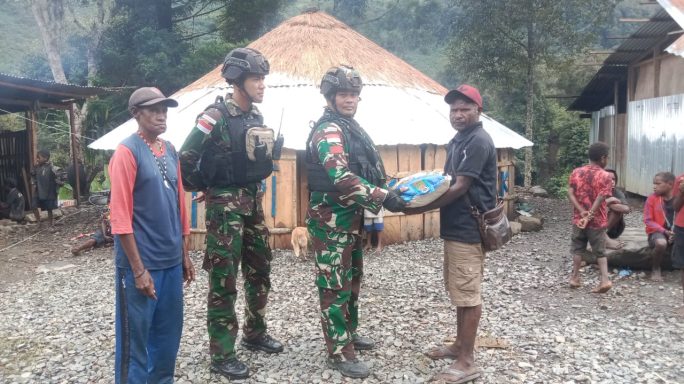 Satgas Yonif RK 115/ML Beri Bantuan Sembako Kepada Keluarga yang Sedang Berduka di Kampung Kulirik