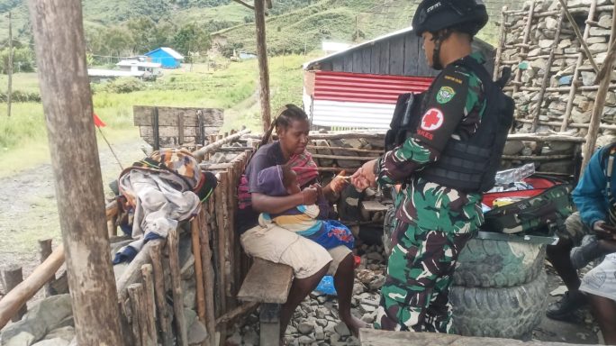 Mama Mey Telenggen Berterimakasih Kepada Satgas Yonif RK 115/ML
