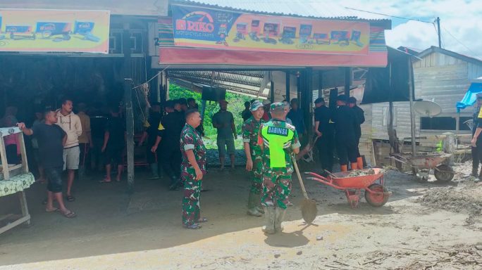 Dengan Sigap Tim Gabungan TNI-POLRI dan BPBD bantu warga yang Terkena Banjir Bandang di Betung Ateh Benggalang