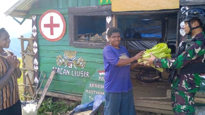 Bantu Mama Papua, Satgas Yonif RK 115/ML Barter Bahan Makanan dengan Hasil Kebun Masyarakat