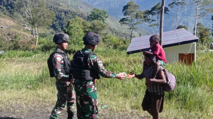 Satgas Yonif RK 115/ML Membagikan Makanan Kepada Mama Papua yang Akan Pergi Berkebun