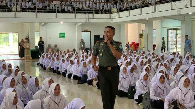 Dandim 0103/Aut Berikan Wasbang Kepada Ribuan Mahasiswa-Mahasiswi Baru Politeknik Negeri Lhokseumawe