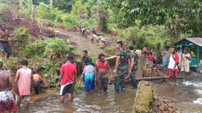 Kepedulian Satgas Pamtas Statis RI- PNG Yonif RK 111/KB Bersama Masyarakat Distrik Iniyandit Papua Selatan Perbaiki Bendungan Pembangkit Listrik Tenaga Air ( PLTA )
