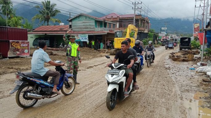 Jembatan Di Perbaiki Pasca Banjir Babinsa Dan Bhabinkamtibmas Atur Lalulintas