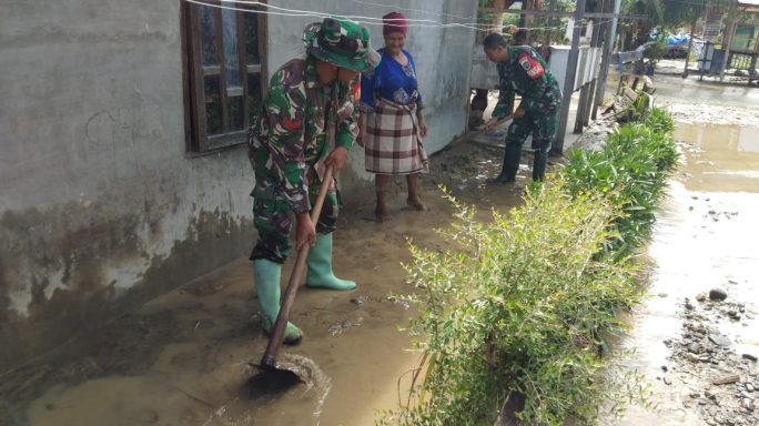Para Babinsa Terus bantu Warga Pasca terdampak banjir