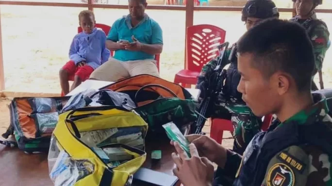 Terobos Hutan Papua Tim Kesehatan Satgas Pamtas RI- PNG Yonif RK 111 KB Turun Kampung Beri Pelayanan Kesehatan Gratis Untuk Masyarakat