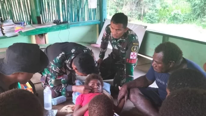 Reaksi Cepat Tim Kesehatan Satgas Pamtas RI – PNG Yonif RK 111/KB Evakuasi Warga Korban Peluru Nyasar Senapan Angin